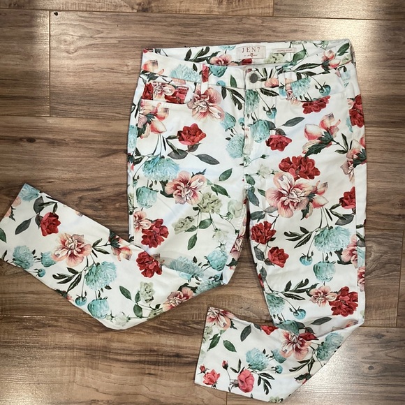 7 For All Mankind Denim - JEN 7 by for all mankind floral cropped skinnies w split hem detail. Flattering